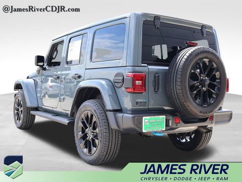 Used 2024 Jeep Wrangler Unlimited Sahara w/ Technology Group AWD/4WD image 3