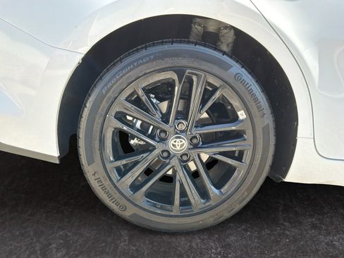 Used 2025 Toyota Camry SE AWD/4WD image 9