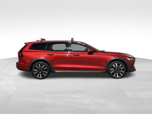 Used 2021 Volvo V60 T5 Cross Country w/ Climate Package AWD/4WD image 2