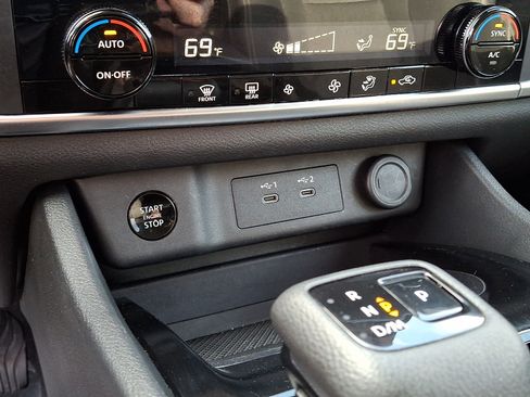 Used 2024 Nissan Rogue SV FWD image 18