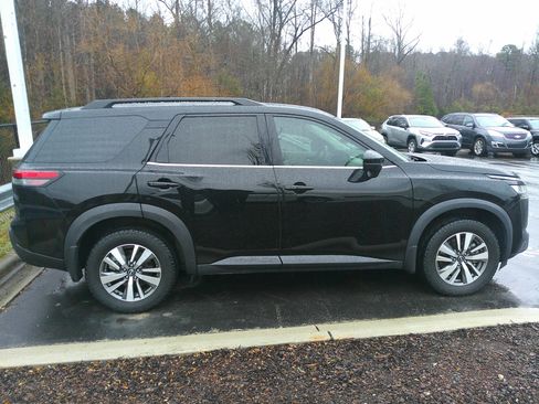 Used 2022 Nissan Pathfinder SL w/ SL Black Package image 11