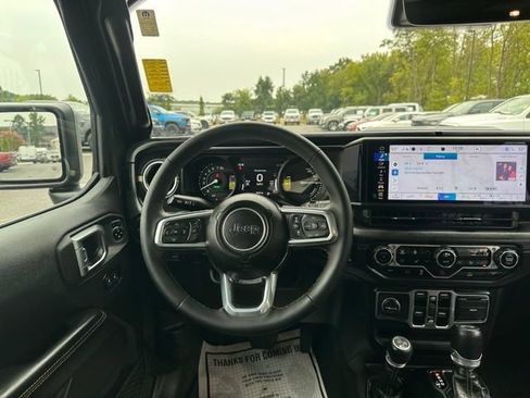 Used 2024 Jeep Wrangler Unlimited Sahara w/ Technology Group AWD/4WD image 21
