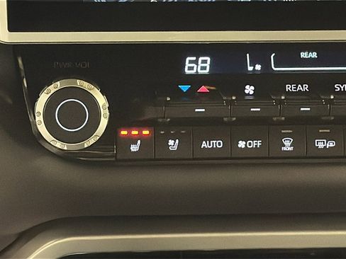 Used 2025 Toyota Sequoia Platinum image 27