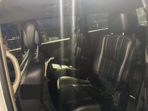 Used 2014 Chrysler Town & Country Touring image 8