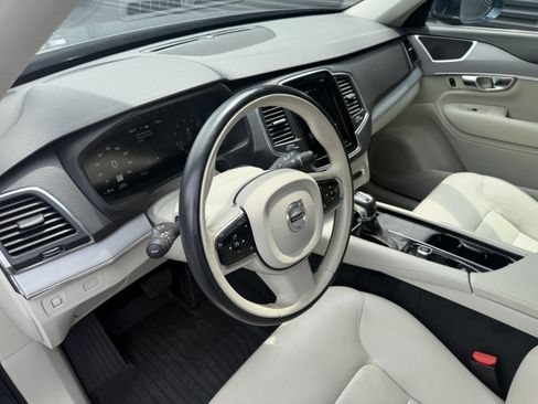 Used 2022 Volvo XC90 T5 Momentum w/ Protection Package Premier FWD image 4