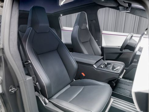 Used 2024 Tesla Cybertruck AWD Crew Cab image 43