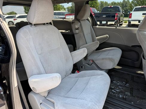 Used 2017 Toyota Sienna LE FWD image 22