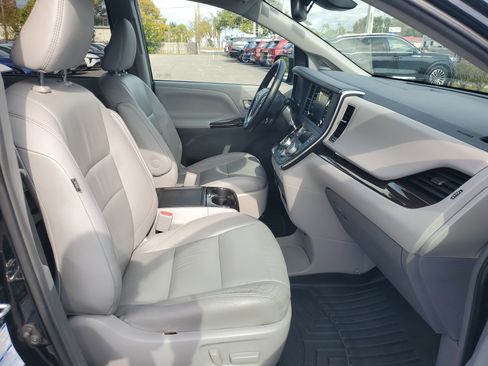 Used 2019 Toyota Sienna XLE image 7