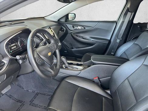 Used 2018 Chevrolet Malibu LT w/ Leather Package FWD image 9