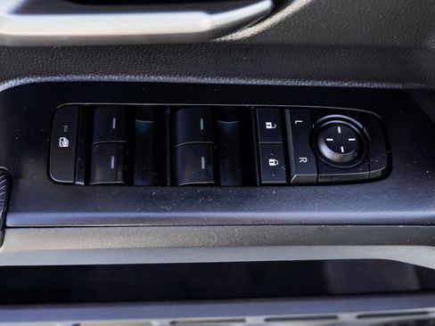 Used 2025 Toyota Tacoma TRD Sport AWD/4WD image 19