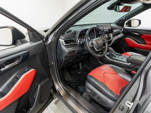 Used 2023 Toyota Highlander XSE image 12