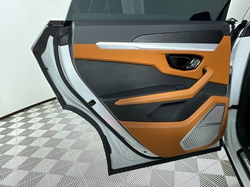 Used 2025 Lamborghini Urus SE image 26