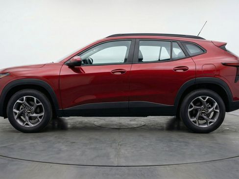Used 2025 Chevrolet Trax LT FWD image 5