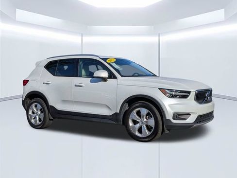 Used 2021 Volvo XC40 T4 Momentum w/ Premium Package FWD image 2