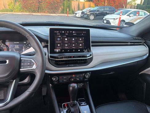 Used 2025 Jeep Compass Limited image 17