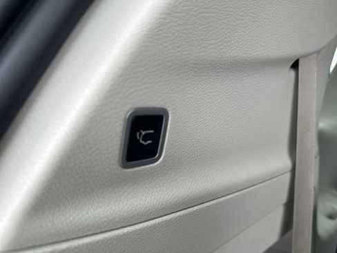 Used 2024 Chrysler Pacifica Touring-L AWD/4WD image 11