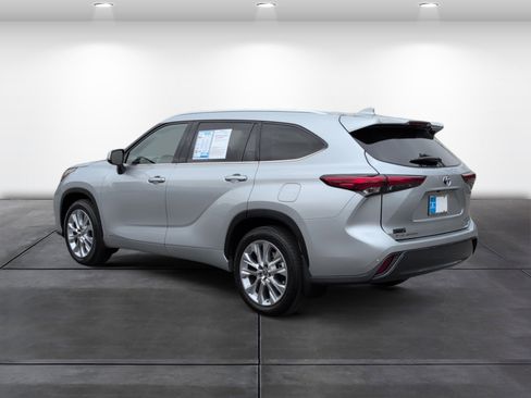 Used 2022 Toyota Highlander Limited image 3