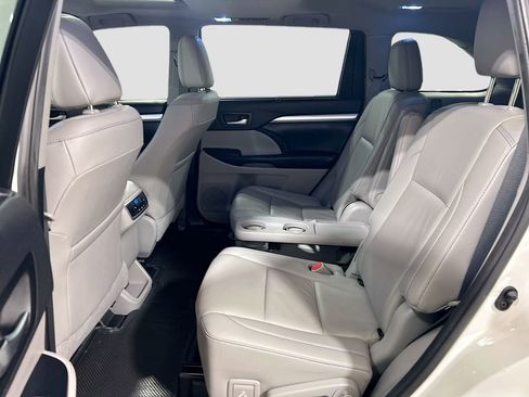 Used 2019 Toyota Highlander XLE FWD image 23