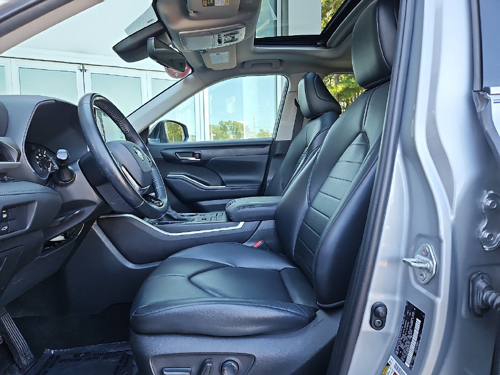 Certified 2021 Toyota Highlander XLE AWD/4WD image 14