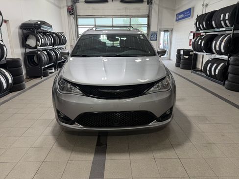 Used 2018 Chrysler Pacifica Limited w/ Advanced Safetytec Group FWD image 3