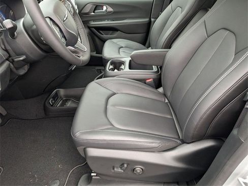 New 2026 Chrysler Pacifica Select image 12