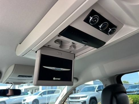 Used 2015 Chrysler Town & Country Touring w/ Driver Convenience Group FWD image 25