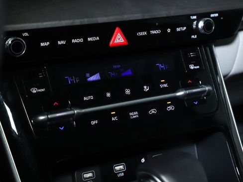 Used 2024 Kia Carnival EX FWD image 30