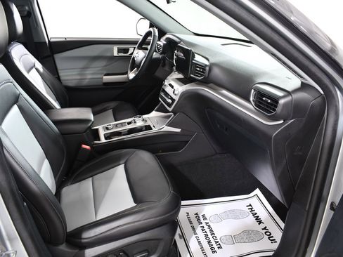 Used 2024 Ford Explorer XLT w/ Equipment Group 202A image 10