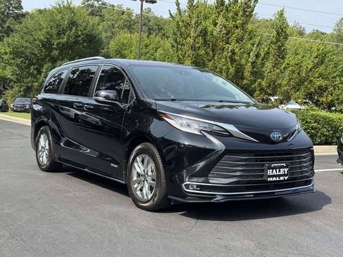 Used 2021 Toyota Sienna Limited FWD image 2