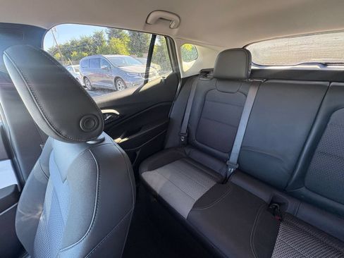 Used 2025 Chevrolet Trax LT FWD image 38