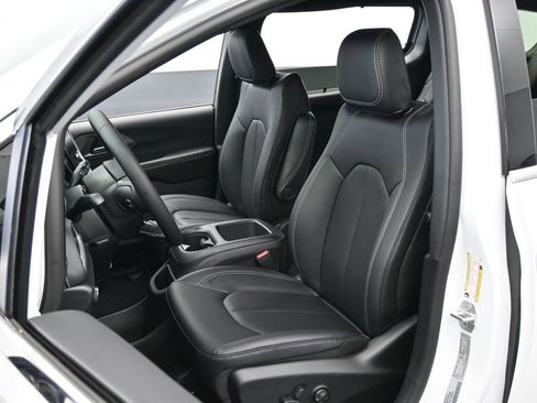 New 2026 Chrysler Pacifica Select image 10