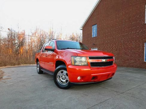 Used 2011 Chevrolet Avalanche LT w/ Luxury Package image 3