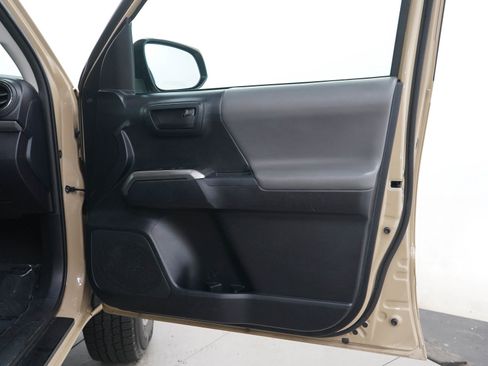Used 2019 Toyota Tacoma SR5 RWD image 9