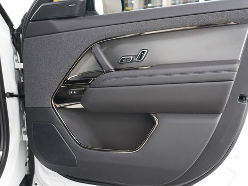 Used 2025 Land Rover Range Rover Sport SE AWD/4WD image 9