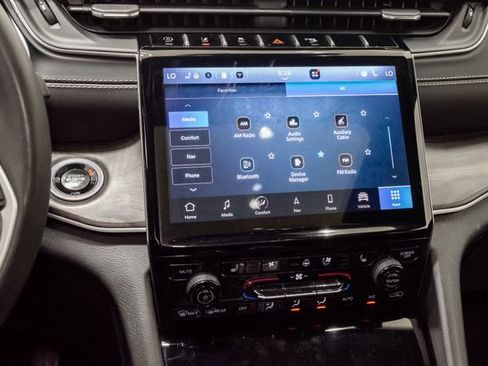 Certified 2024 Jeep Grand Cherokee L Limited w/ Luxury Tech Group II AWD/4WD image 17