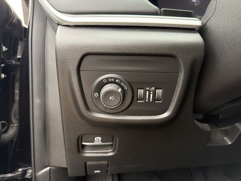 Used 2023 Jeep Grand Cherokee L Limited AWD/4WD image 17
