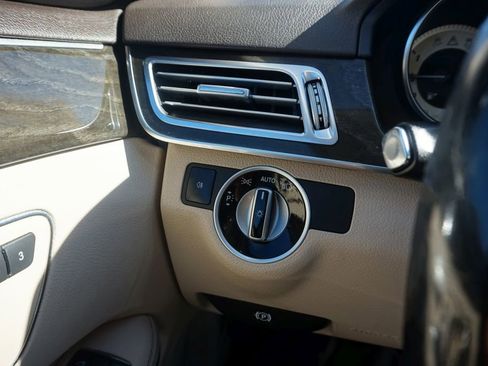 Used 2014 Mercedes-Benz E 550 4MATIC Sedan image 37