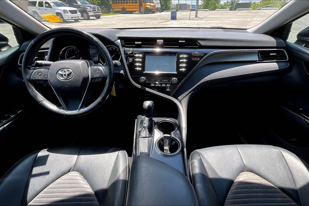 Used 2019 Toyota Camry SE FWD image 5