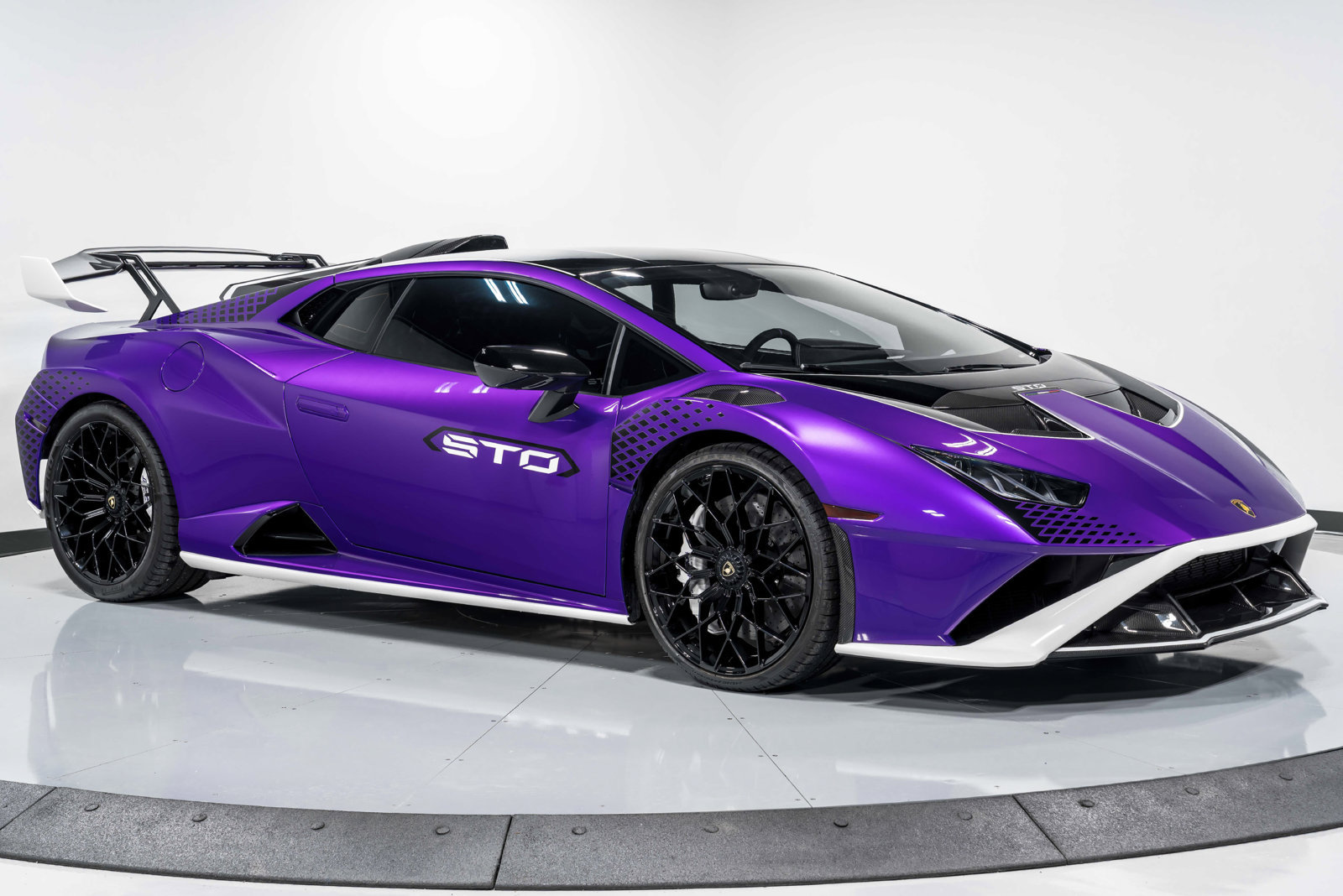 Used 2023 Lamborghini Huracan STO RWD image 40