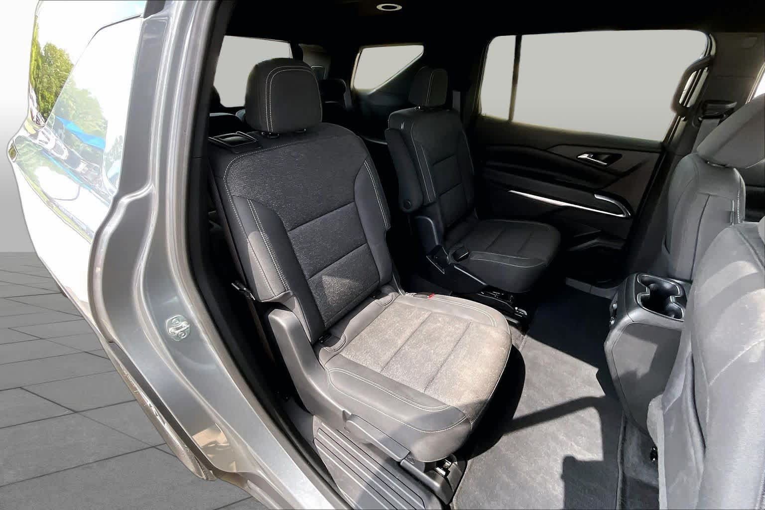 Used 2025 Chevrolet Traverse LT FWD image 19