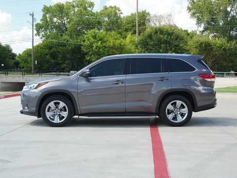 Used 2019 Toyota Highlander Limited FWD image 2