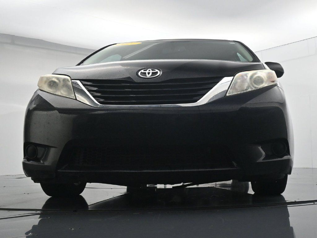Used 2017 Toyota Sienna LE FWD image 32