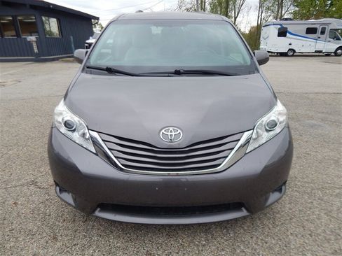 Used 2017 Toyota Sienna LE FWD image 4