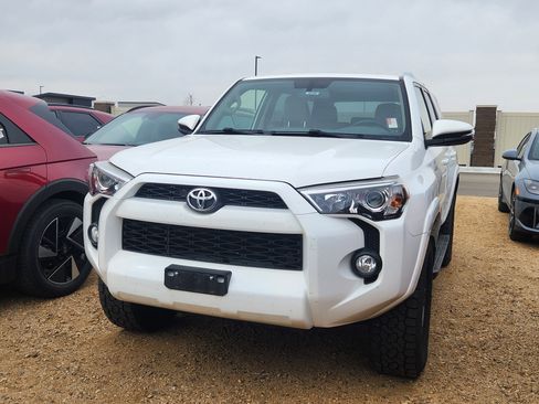 Used 2018 Toyota 4Runner SR5 Premium image 3