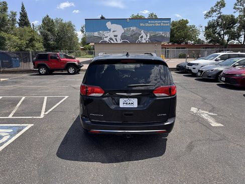 Used 2017 Chrysler Pacifica Limited FWD image 6