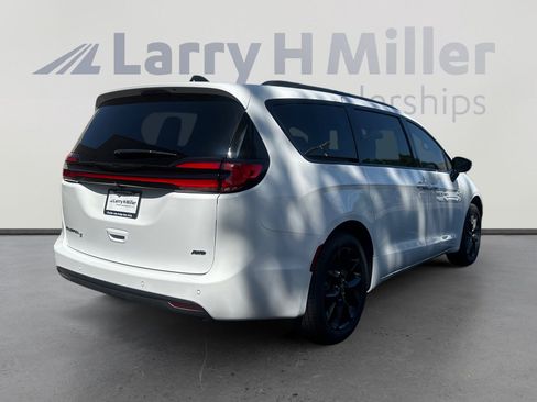 New 2026 Chrysler Pacifica Select w/ S Appearance Package AWD/4WD image 5