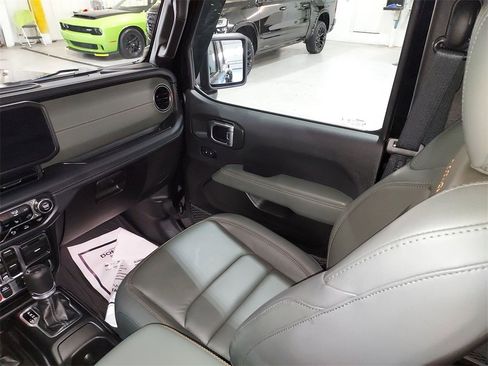 Used 2025 Jeep Gladiator Mojave image 11