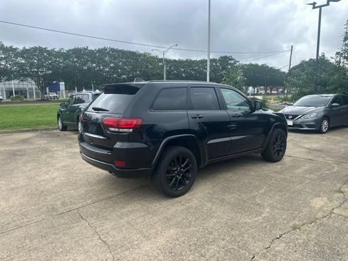 Used 2017 Jeep Grand Cherokee Altitude AWD/4WD image 5
