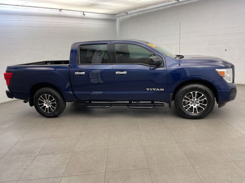 Used 2021 Nissan Titan SV w/ SV Convenience Package image 3