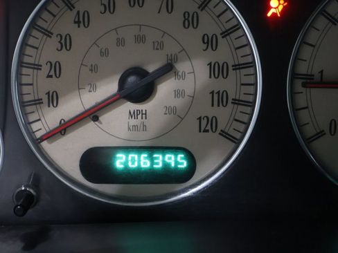 Used 2003 Chrysler Town & Country Limited image 30